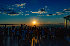 夕日を撮る人々。