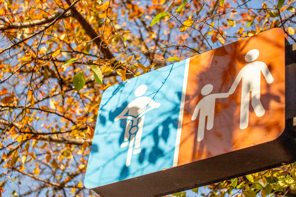 標識も秋散歩。