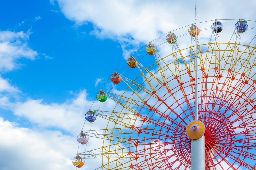 回る色、弾む空。