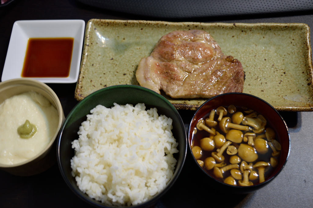 豚肉炒めと大和芋のとろろ