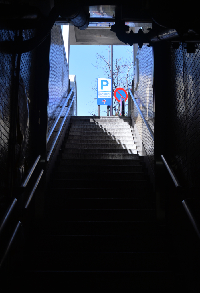 内幸町駅・昇る