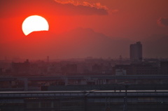 沈む太陽とぼやける街並み