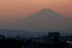 遠くに浮かぶ、富士の姿