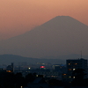 遠くに浮かぶ、富士の姿