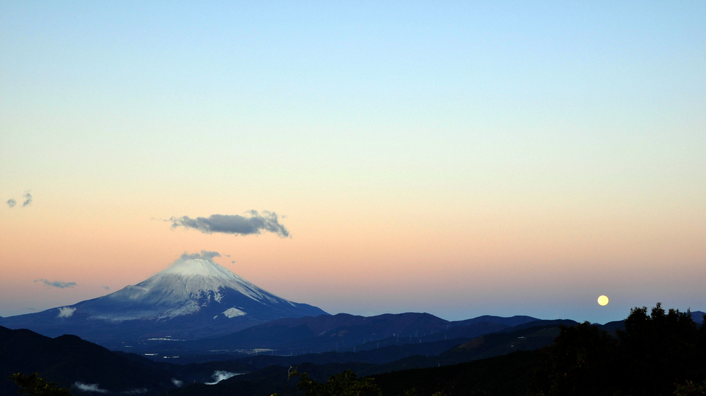 富士山と月