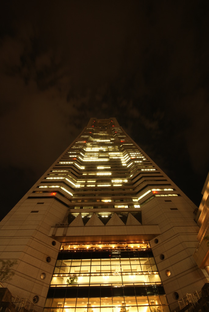 ランドマークタワーを真下から