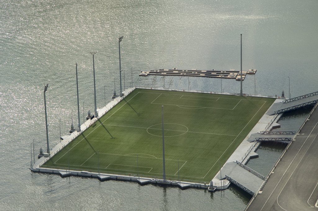 海に浮かぶサッカー場