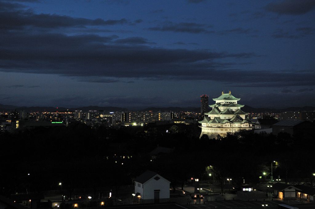 夕刻の名古屋城