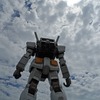 雲空の下、立つ