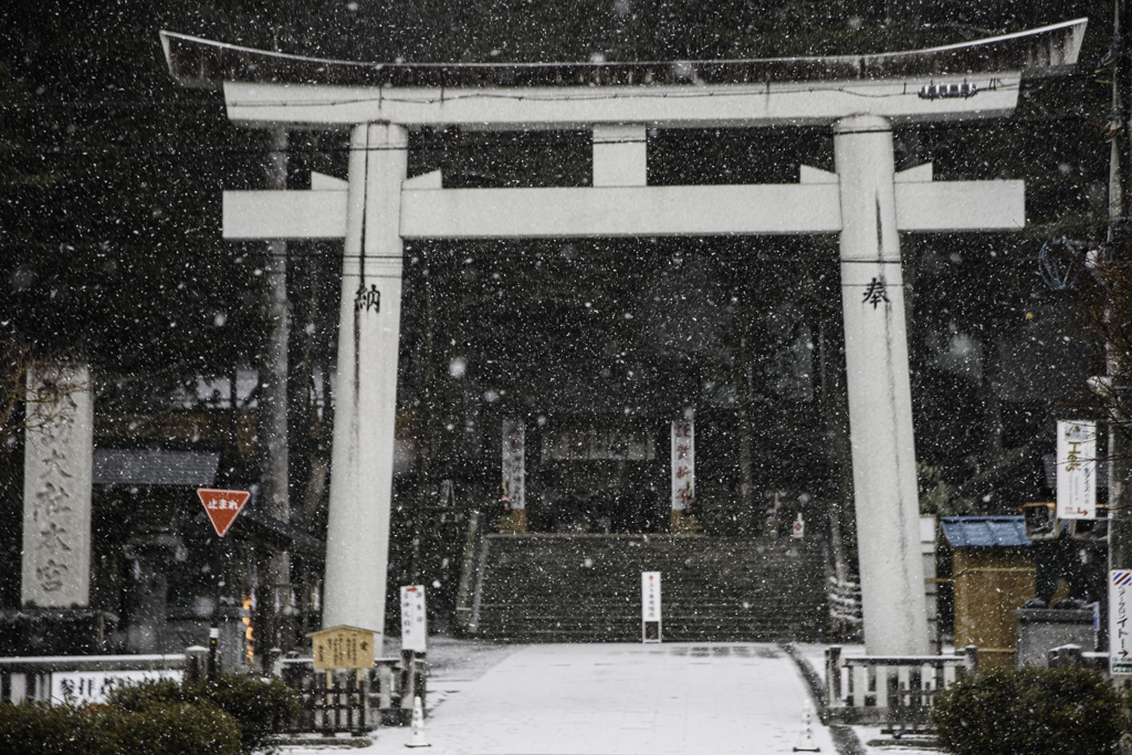 雪の鳥居