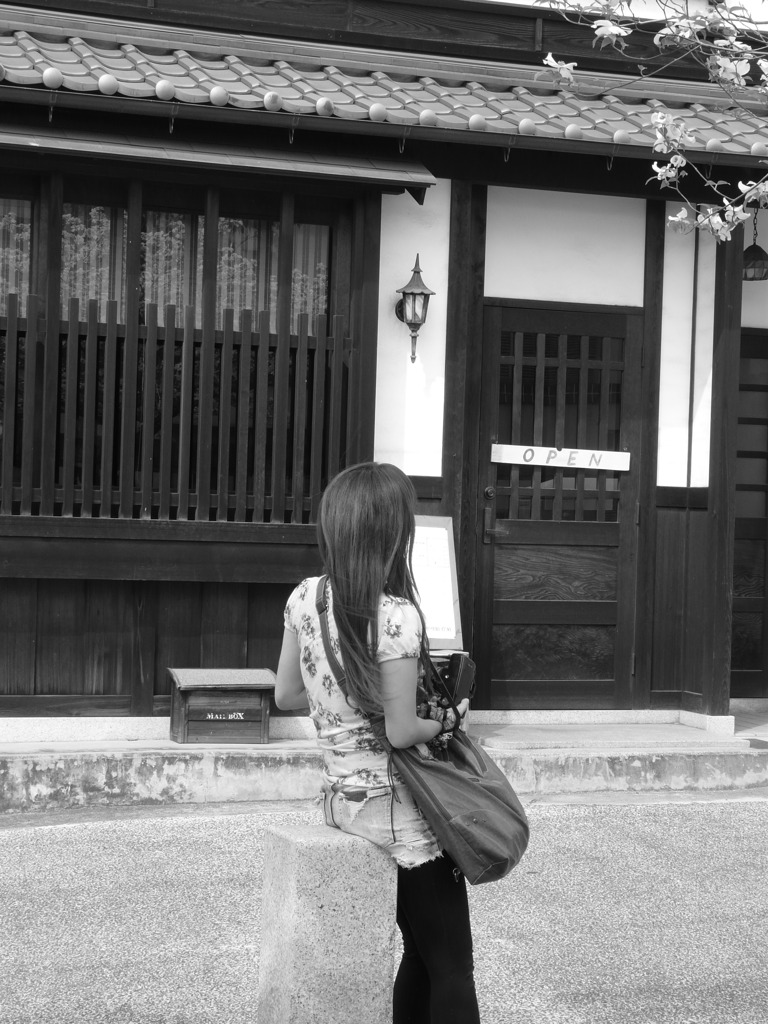 町家と彼女とモノクロ
