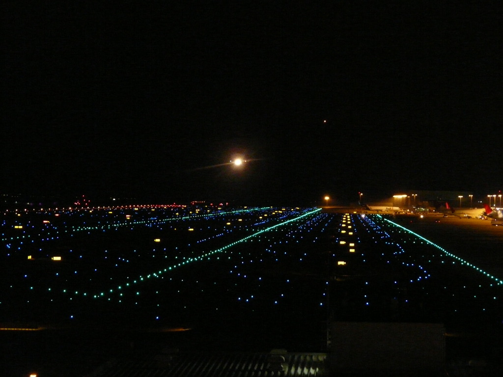 夜の滑走路 by よす (ID:779891) 写真共有サイトPHOTOHITO 夜の滑走路 by よす (ID:779891) 写真共有サイトPHOTOHITO