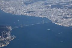 空から見た明石海峡大橋