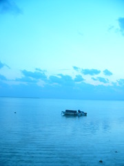 沖縄竹富島にて ポツンと浮かぶ小舟と夕空