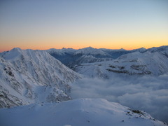 雪山の夕暮れ