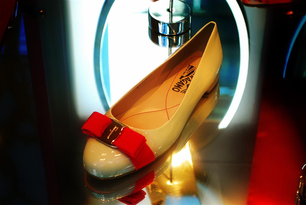 赤いリボンの靴