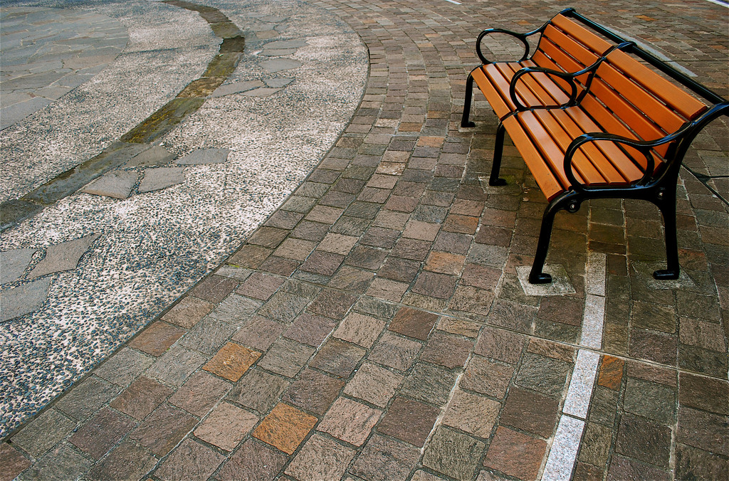 石畳にベンチ
