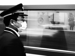 駅員と乗客