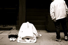 祈る人、覗く人