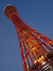 赤い鉄格子塔