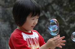 シャボン玉捕まえよ