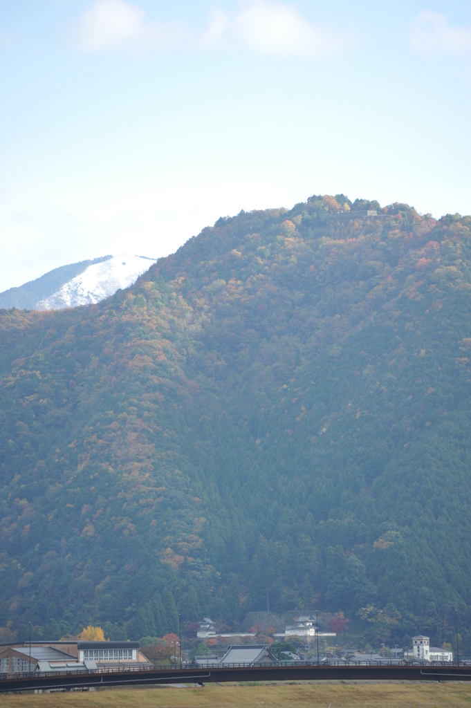 但馬國　出石藩　城山・後ろに初冠雪東床尾山