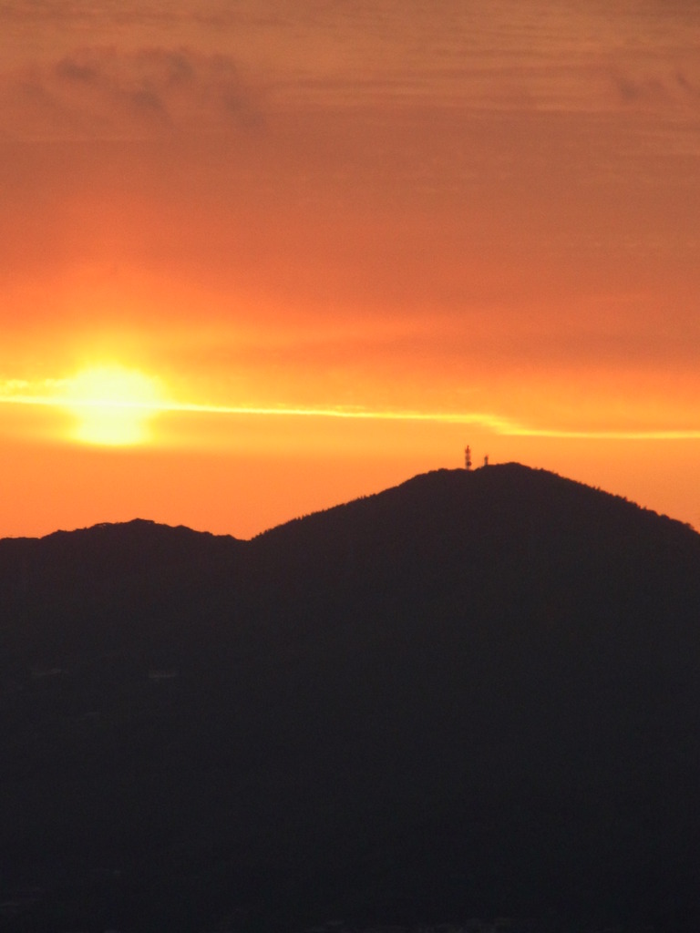 ＵＦＯの如き夕陽が沈む