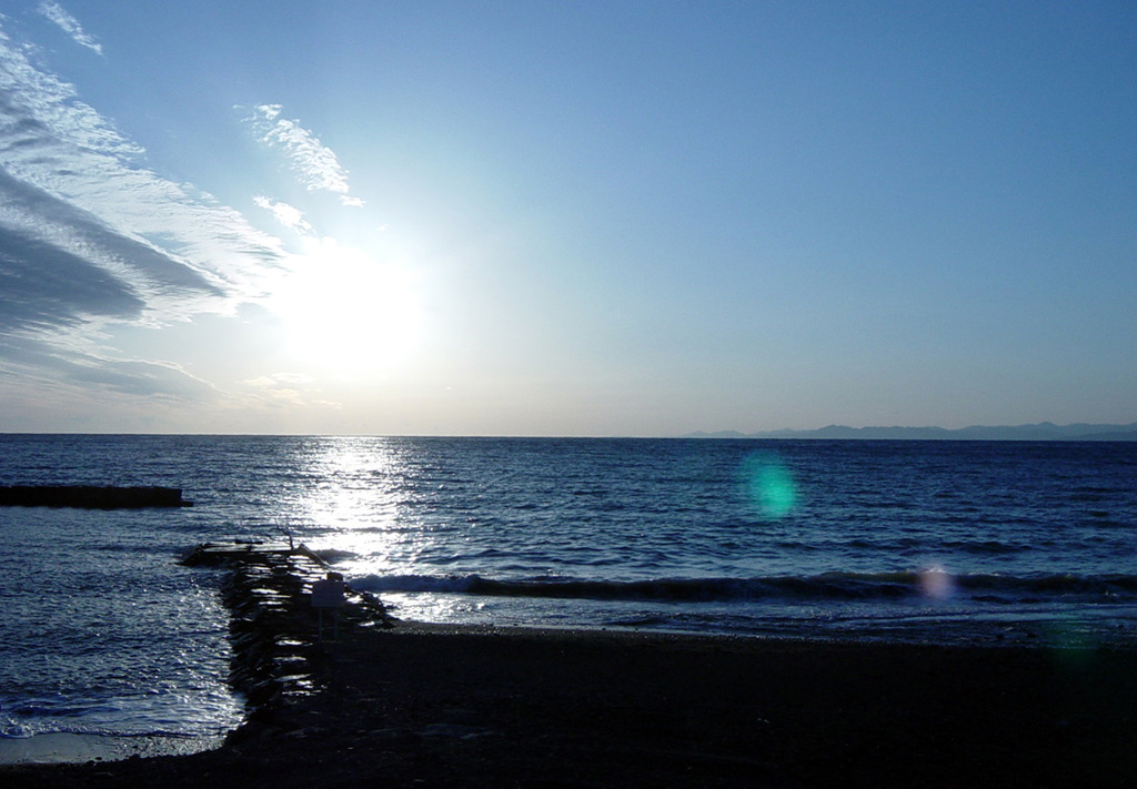 光る海