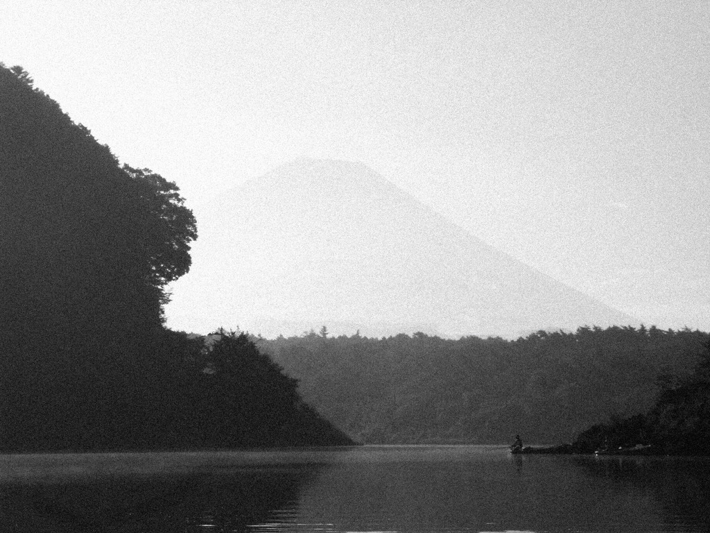 精進湖と富士山