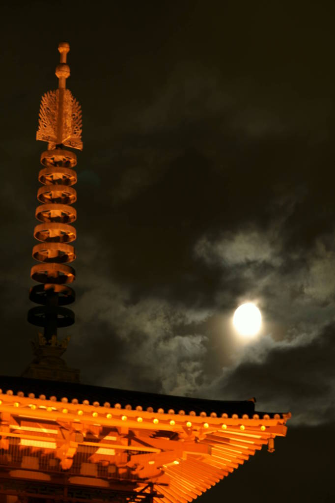 大阪・四天王寺の月夜