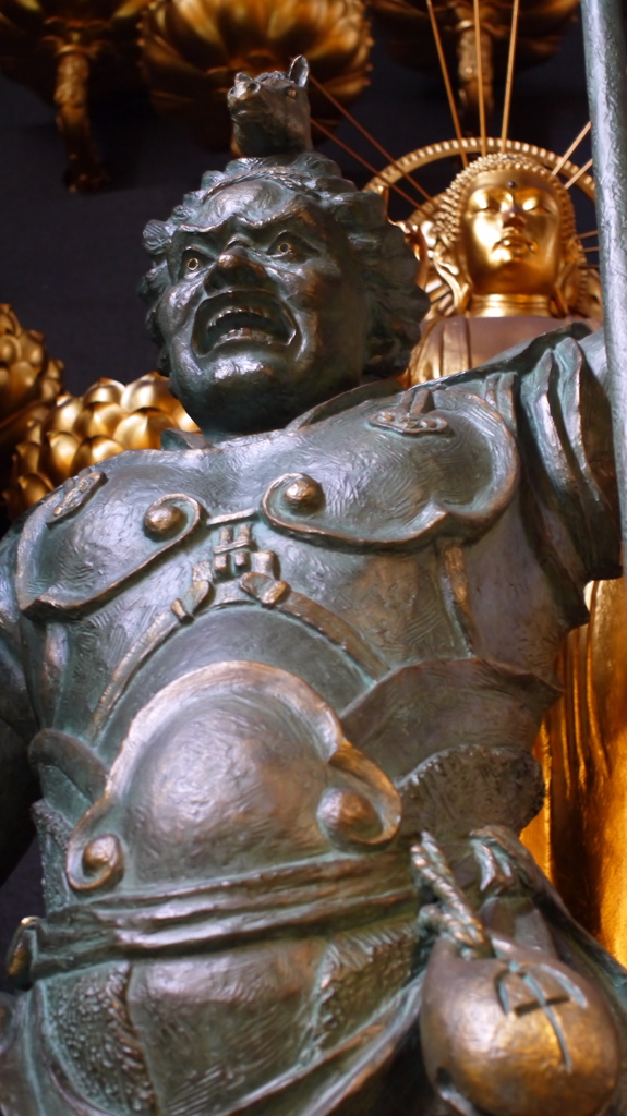 睨む