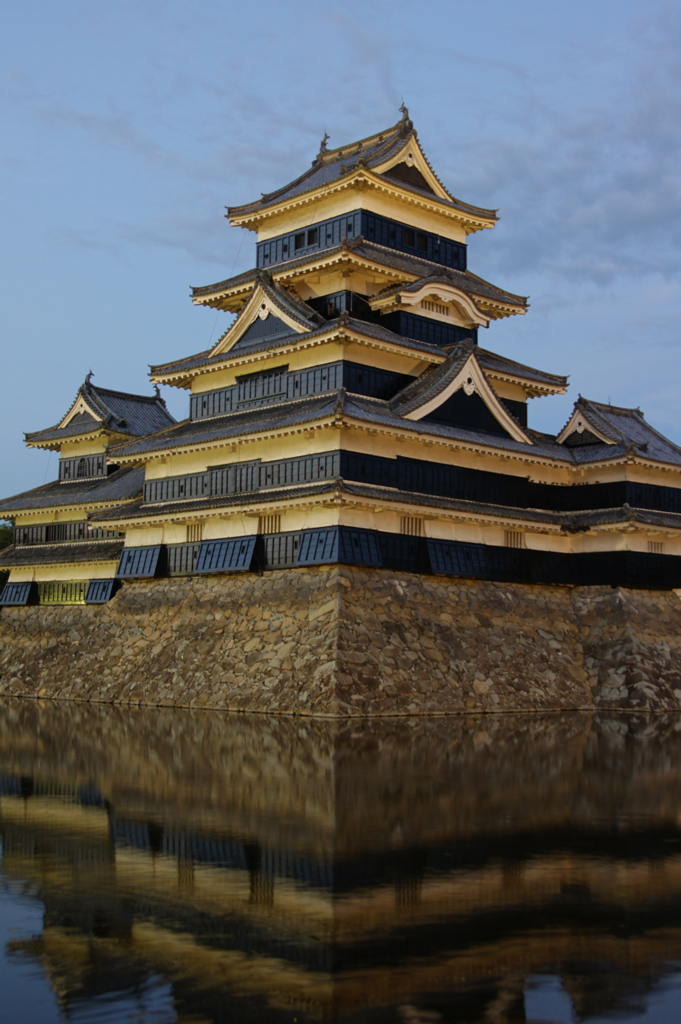 夕暮れの松本城