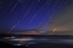 雲海に降り注ぐ星