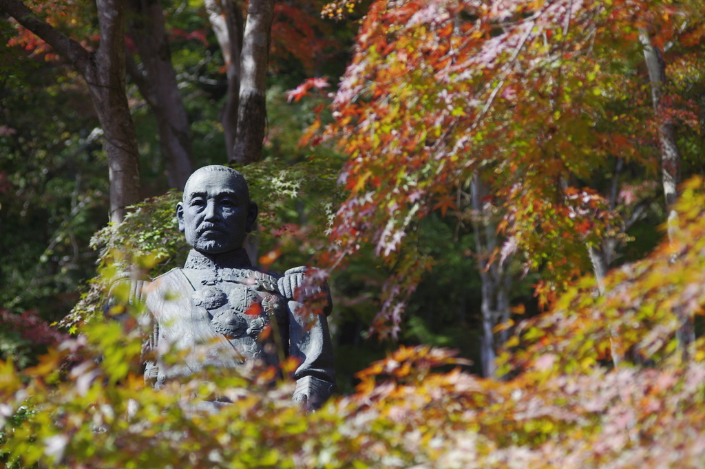 銅像と紅葉