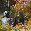 銅像と紅葉