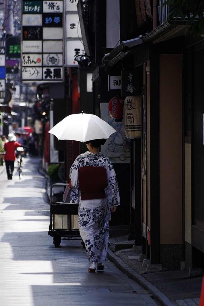 先斗町の白い傘