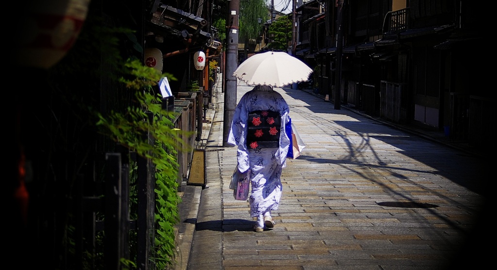 祗園　新橋通を去る人　京都スナップ
