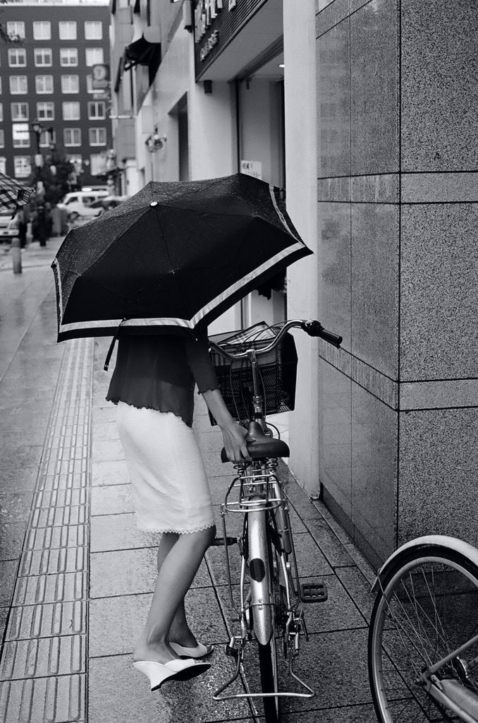 夕立・街角・白い靴