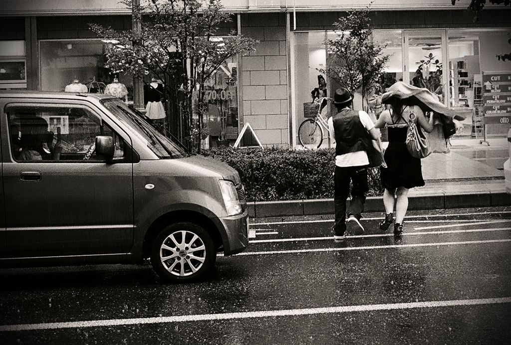 にわか雨に走る