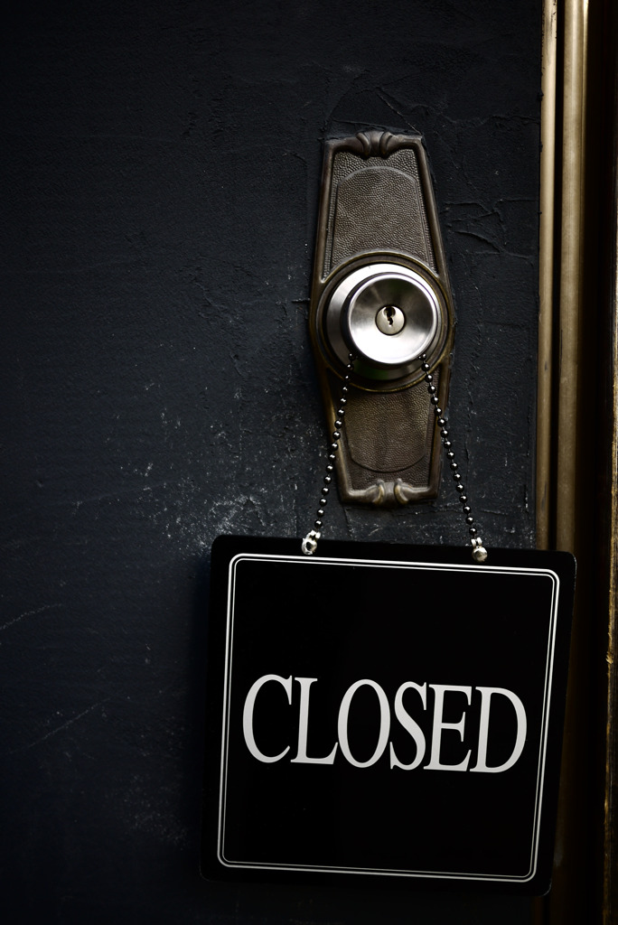 暗いドア・CLOSED