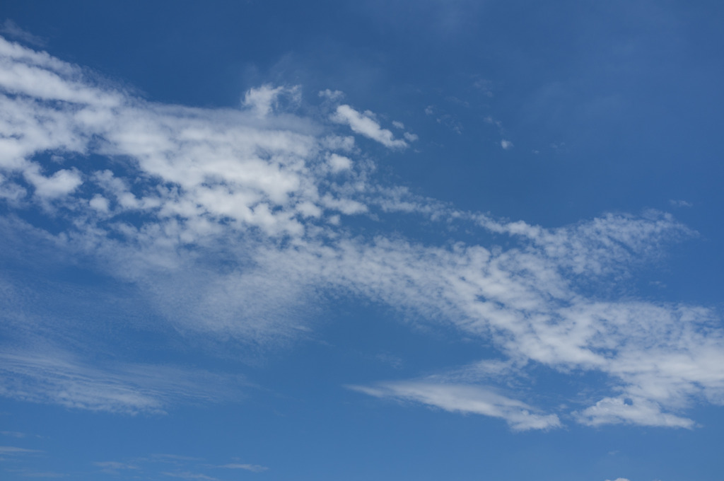 梅雨あけて夏空