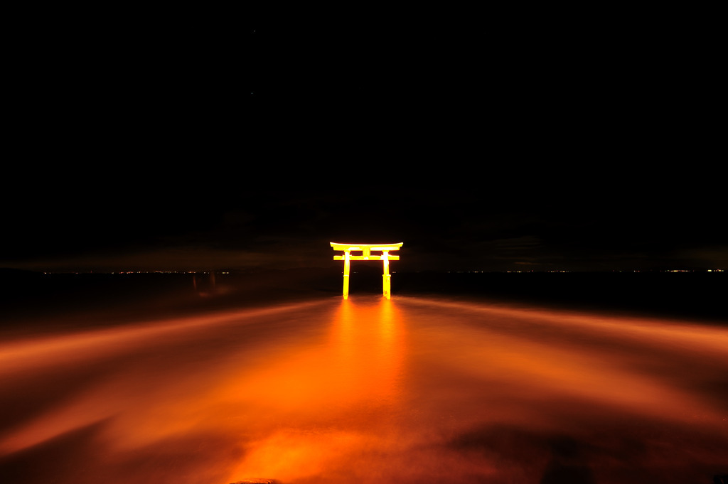 日の出を待つ　鳥居