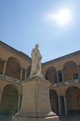 Pavia -Voltaの像-