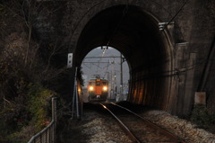 トンネルの向こうの電車