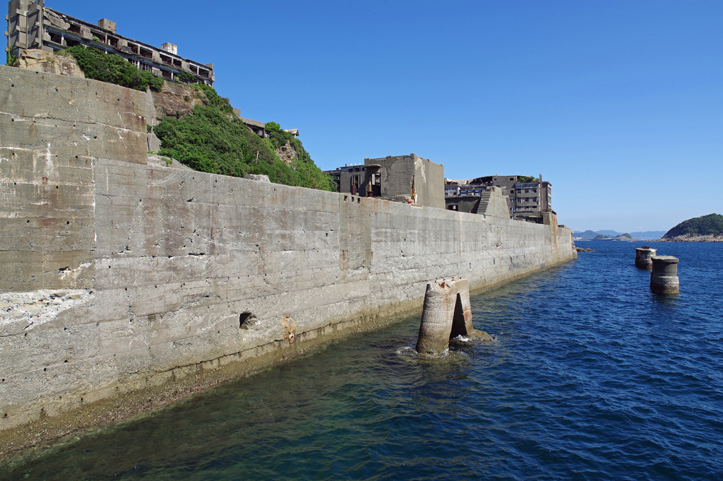 紺碧と岸壁
