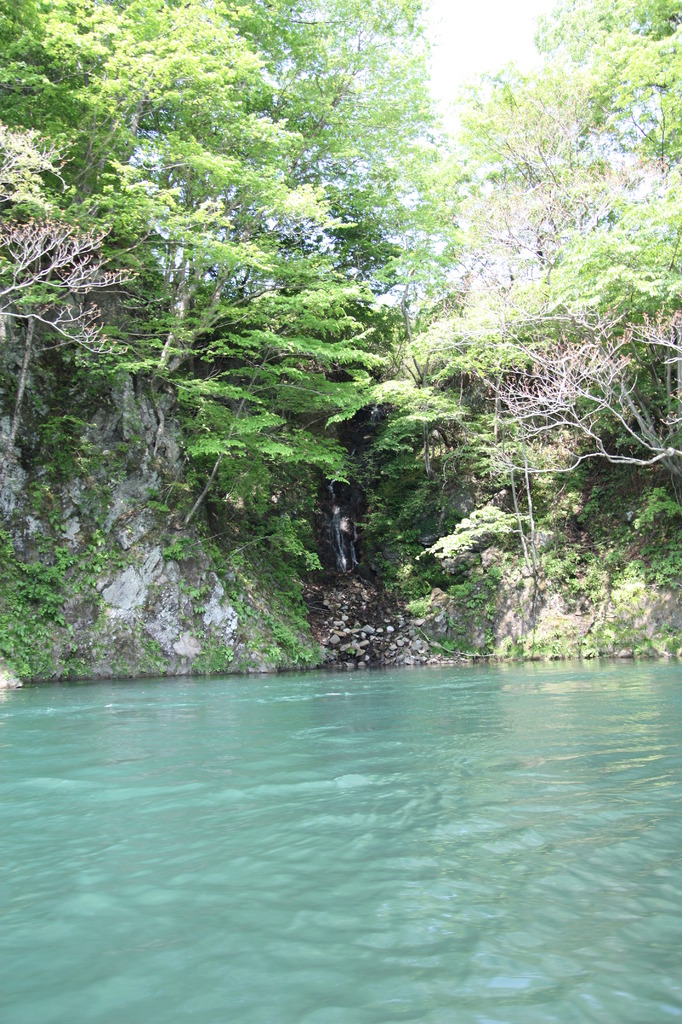 鬼怒川の小さな滝