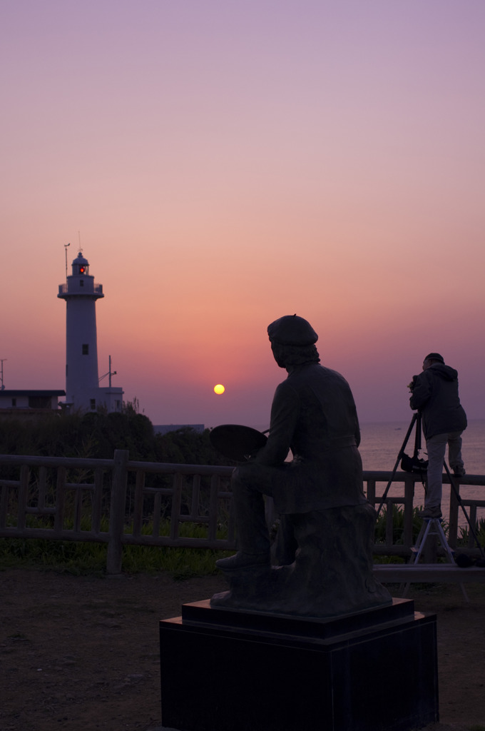 日の出と灯台と絵描きとカメラマン