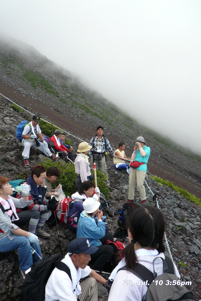 富士山アタック黒鳥隊。いっぷく、ここで富士さんが赤いのに気づく。7合目～8合目。