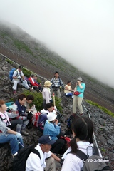 富士山アタック黒鳥隊。いっぷく、ここで富士さんが赤いのに気づく。7合目～8合目。