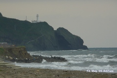 090513-090757 　巻漁港からの角田ライトハウス。手前海岸線崩壊中。